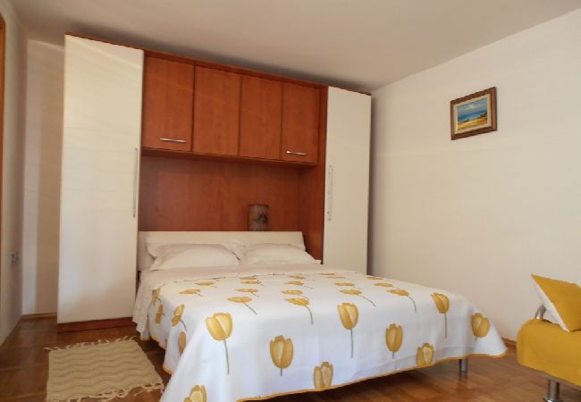 Apartment in Veli Lošinj - Apartment in Veli Lošinj with Terrace, Air condition, WIFI, Washing machine (63-2) Apartment in Veli Lošinj - Apartment in Veli Lošinj with Terrace, Air condition, WIFI, Washing machine (63-2)