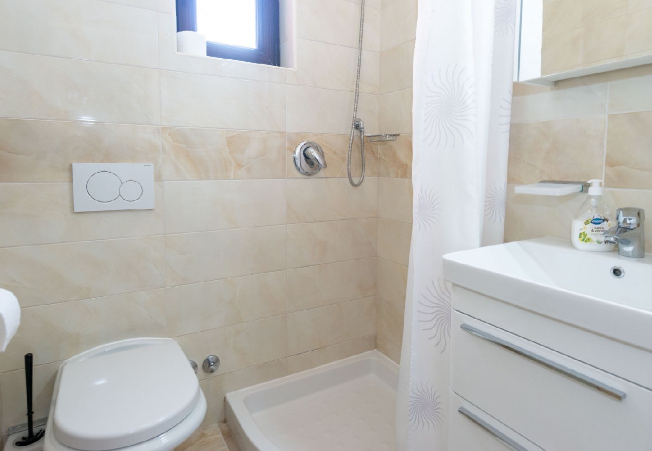 Rent by room in Rovinj - Room in Rovinj with Balcony, Air condition, WIFI, Washing machine (96-1)