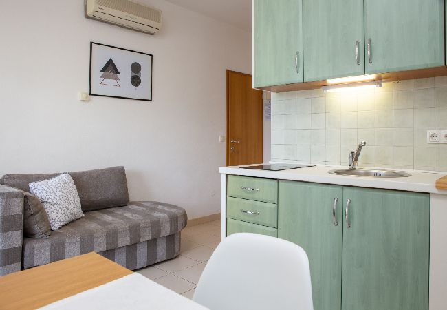 Apartment in Vodice - Apartment in Vodice with Seaview, Balcony, Air condition, WIFI (94-6) Apartment in Vodice - Apartment in Vodice with Seaview, Balcony, Air condition, WIFI (94-6)
