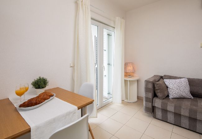 Apartment in Vodice - Apartment in Vodice with Seaview, Balcony, Air condition, WIFI (94-6) Apartment in Vodice - Apartment in Vodice with Seaview, Balcony, Air condition, WIFI (94-6)