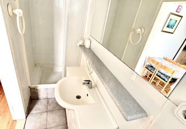 Apartment in Sukošan - Apartment in Sukošan with Terrace, Air condition, WIFI (131-1) Apartment in Sukošan - Apartment in Sukošan with Terrace, Air condition, WIFI (131-1)