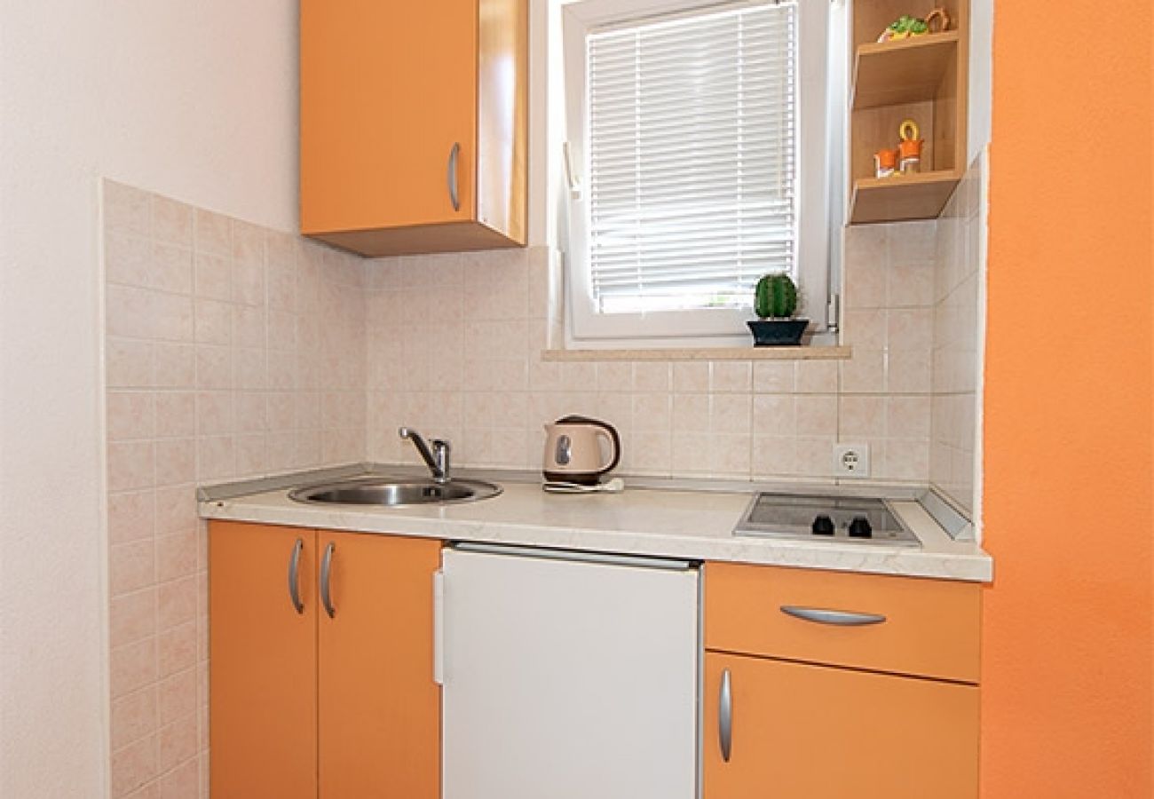 Studio in Tucepi - Studio apartment in Tučepi with Air condition, WIFI, Washing machine (202-1)