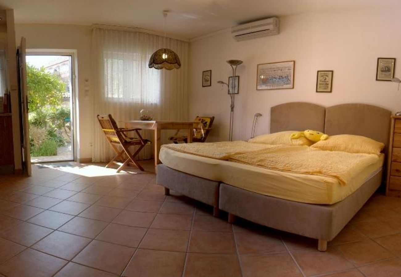 Studio in Hvar - Studio apartment in Hvar town with Terrace, Air condition, WIFI, Washing machine (221-1)