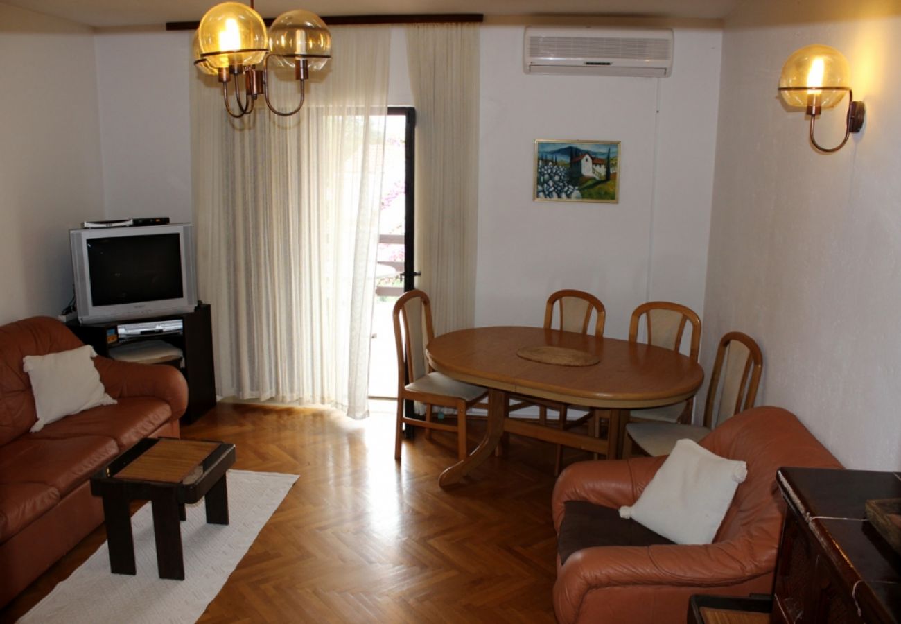 Apartment in Sumartin - Apartment in Sumartin with Terrace, Air condition, Washing machine, Dishwasher (597-1)