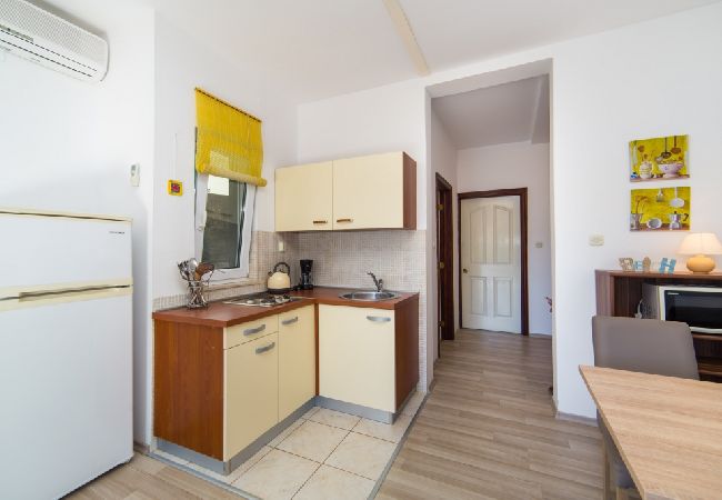 Apartment in Brist - Apartment in Brist with Balcony, Air condition, WIFI (610-3) Apartment in Brist - Apartment in Brist with Balcony, Air condition, WIFI (610-3)