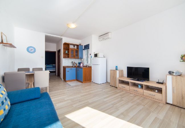 Apartment in Brist - Apartment in Brist with Balcony, Air condition, WIFI (610-6) Apartment in Brist - Apartment in Brist with Balcony, Air condition, WIFI (610-6)