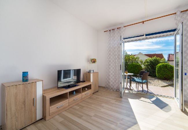 Apartment in Brist - Apartment in Brist with Balcony, Air condition, WIFI (610-6) Apartment in Brist - Apartment in Brist with Balcony, Air condition, WIFI (610-6)