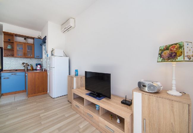 Apartment in Brist - Apartment in Brist with Balcony, Air condition, WIFI (610-6) Apartment in Brist - Apartment in Brist with Balcony, Air condition, WIFI (610-6)