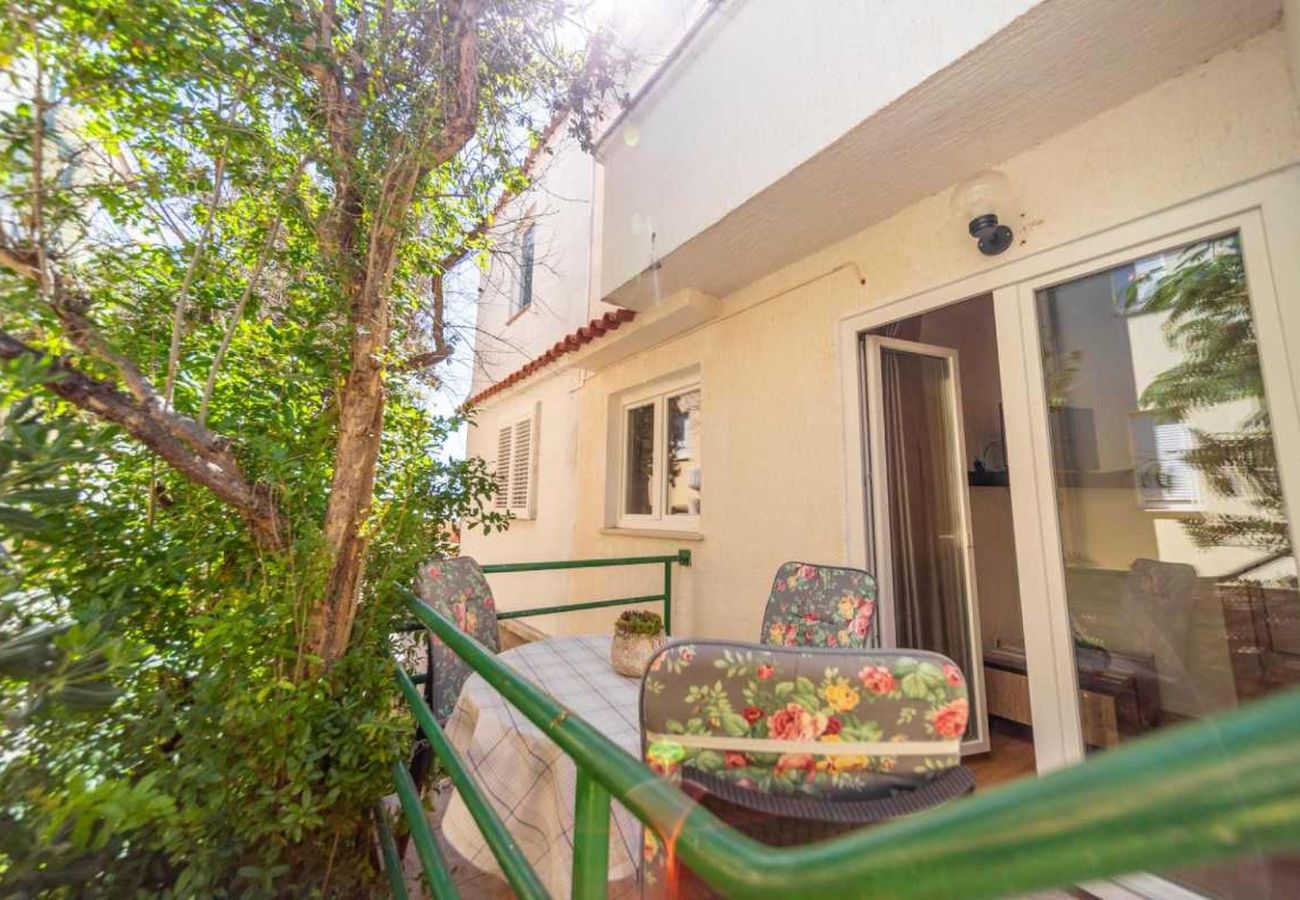 Apartment in Rab - Apartment in Barbat with Balcony, Air condition (660-2)