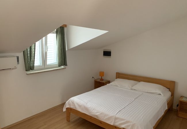 Apartment in Banjol - Apartment in Banjol with Seaview, Balcony, Air condition, WIFI (605-1) Apartment in Banjol - Apartment in Banjol with Seaview, Balcony, Air condition, WIFI (605-1)