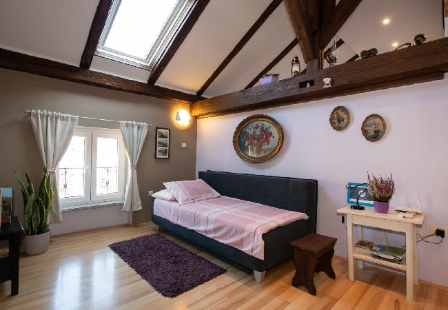 Apartment in Opatija - Apartment in Opatija with Air condition, WIFI, Washing machine (905-2) Apartment in Opatija - Apartment in Opatija with Air condition, WIFI, Washing machine (905-2)