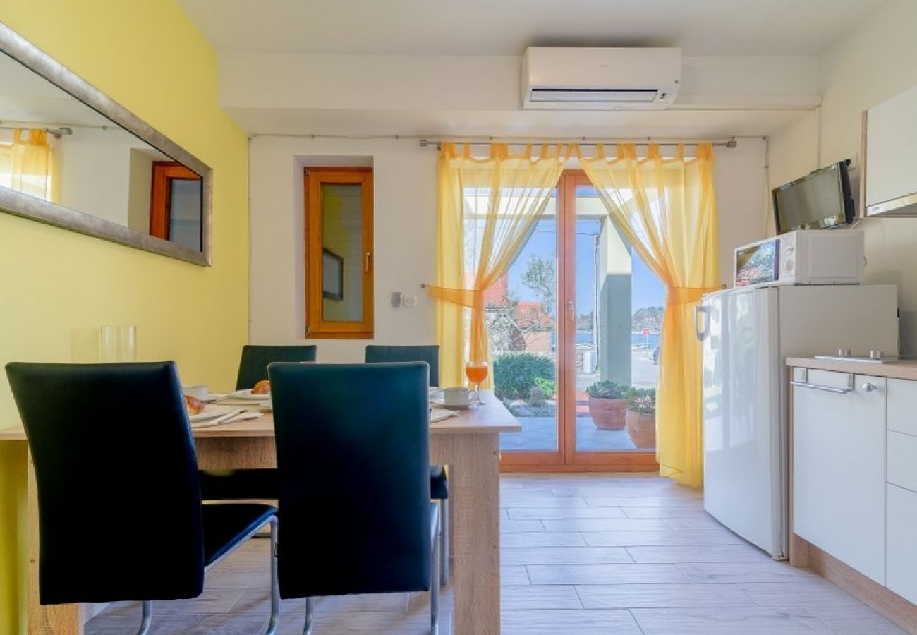 Apartment in Nin - Apartment in Nin with Terrace, Air condition, WIFI (864-3)