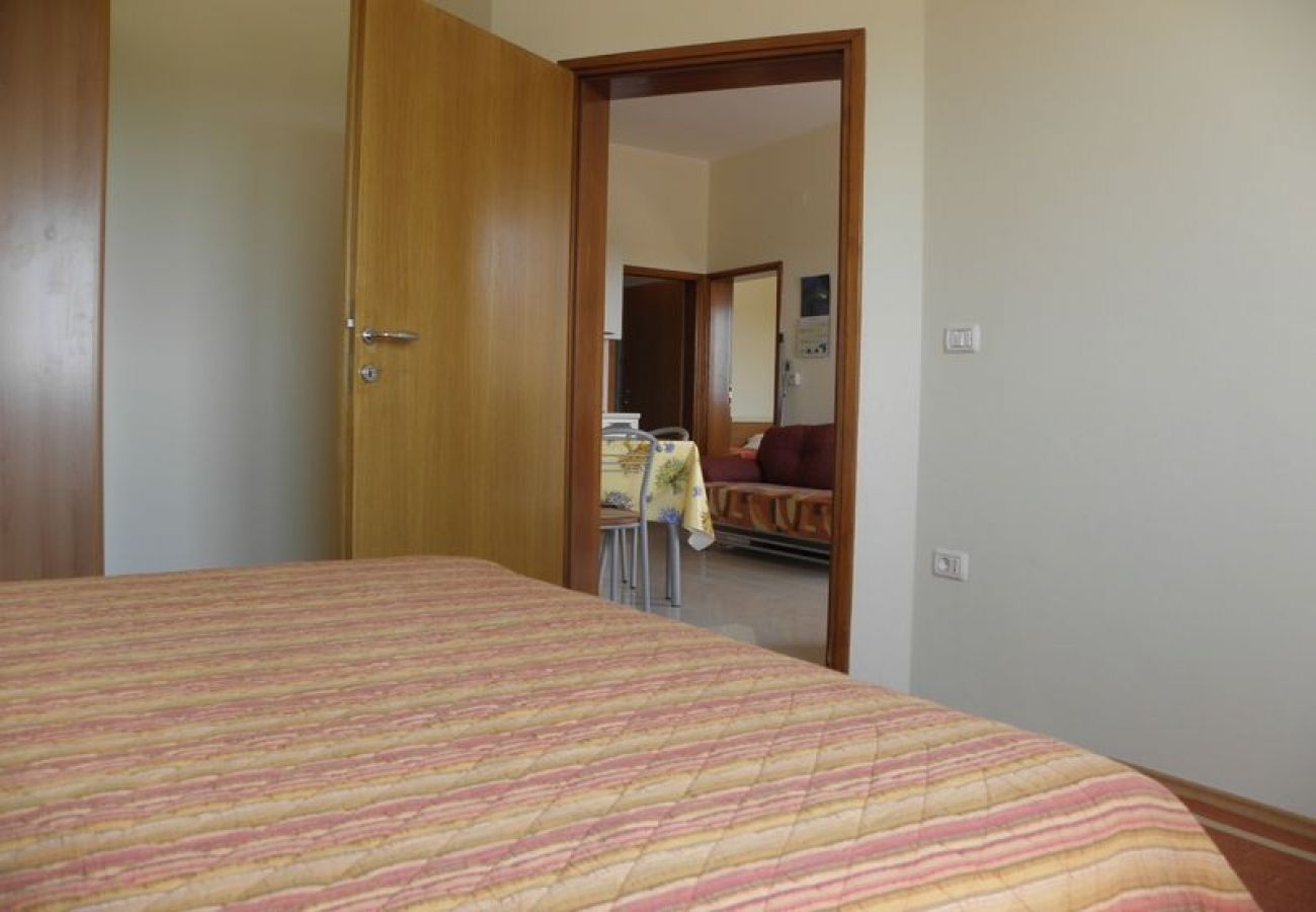 Apartment in Premantura - Apartment in Premantura with Terrace, Air condition, WIFI, Washing machine (3352-26)