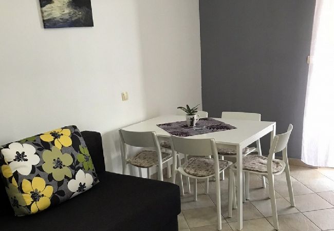 Apartment in Omiš - Apartment in Omiš with Seaview, Terrace, Air condition, WIFI (3422-7) Apartment in Omiš - Apartment in Omiš with Seaview, Terrace, Air condition, WIFI (3422-7)