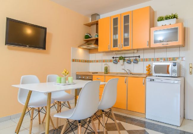 Apartment in Okrug Gornji - Apartment in Okrug Gornji with Seaview, Terrace, Air condition, WIFI (5209-4) Apartment in Okrug Gornji - Apartment in Okrug Gornji with Seaview, Terrace, Air condition, WIFI (5209-4)