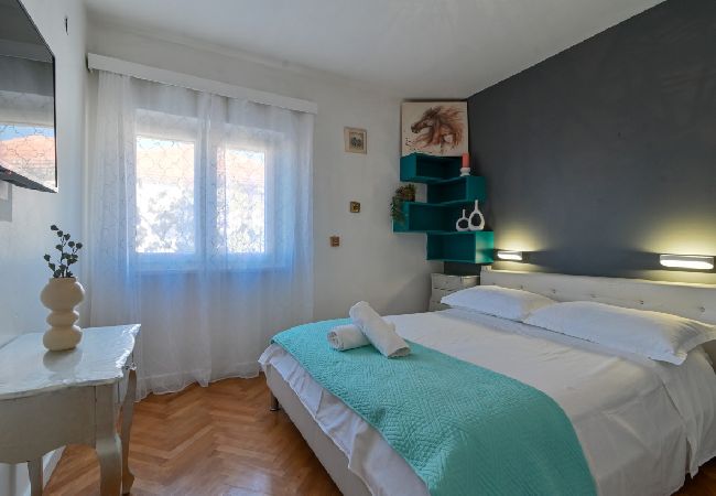 Apartment in Trogir - Apartment in Trogir with Seaview, Terrace, Air condition, WIFI (3459-2) Apartment in Trogir - Apartment in Trogir with Seaview, Terrace, Air condition, WIFI (3459-2)
