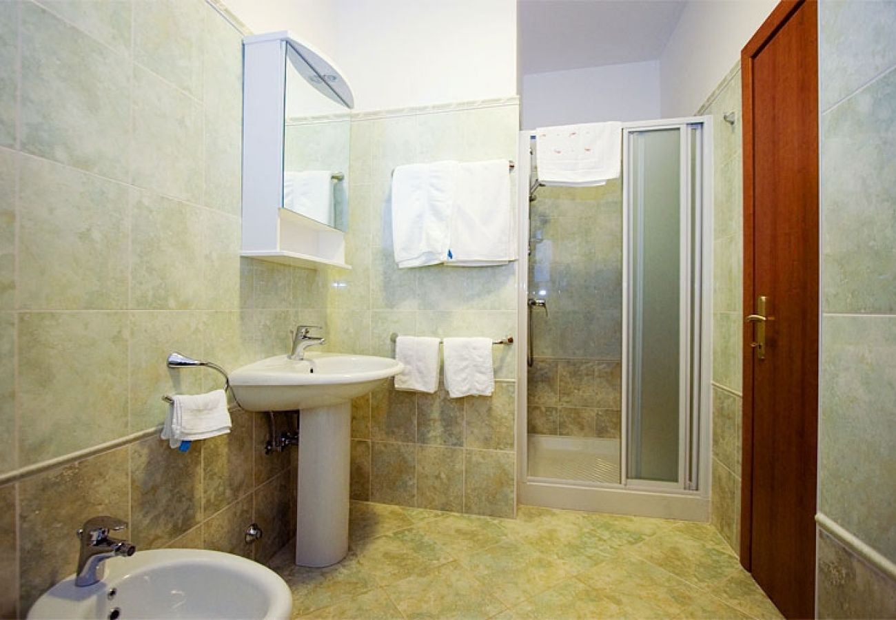 Apartment in Rovinj - Apartment in Rovinj with Balcony, Air condition, WIFI, Washing machine (3482-2)