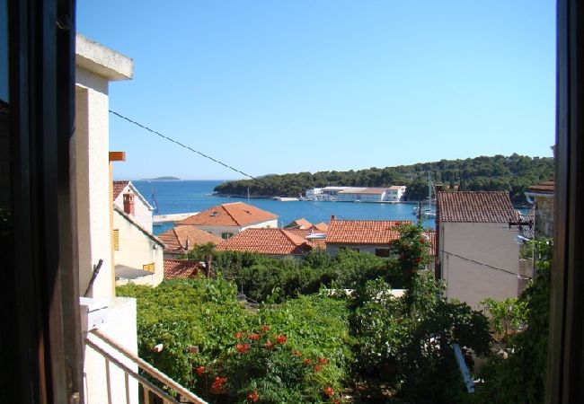 Apartment in Prvic Luka - Apartment in Prvić Luka with Seaview, Terrace, Air condition, WIFI (3347-1) Apartment in Prvic Luka - Apartment in Prvić Luka with Seaview, Terrace, Air condition, WIFI (3347-1)