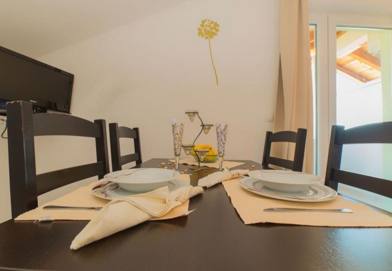 Apartment in Pakoštane - Apartment in Pakoštane with Terrace, Air condition, WIFI, Washing machine (3548-1)