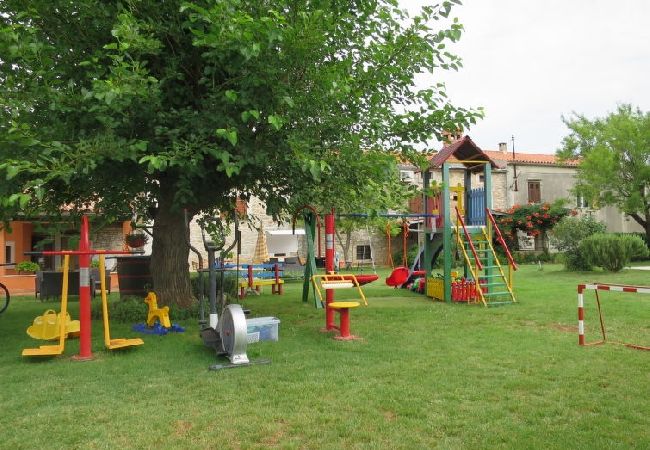 House in Vodnjan - Holiday Home in Vodnjan with Terrace, Air condition, WIFI, Washing machine (3556-1) House in Vodnjan - Holiday Home in Vodnjan with Terrace, Air condition, WIFI, Washing machine (3556-1)
