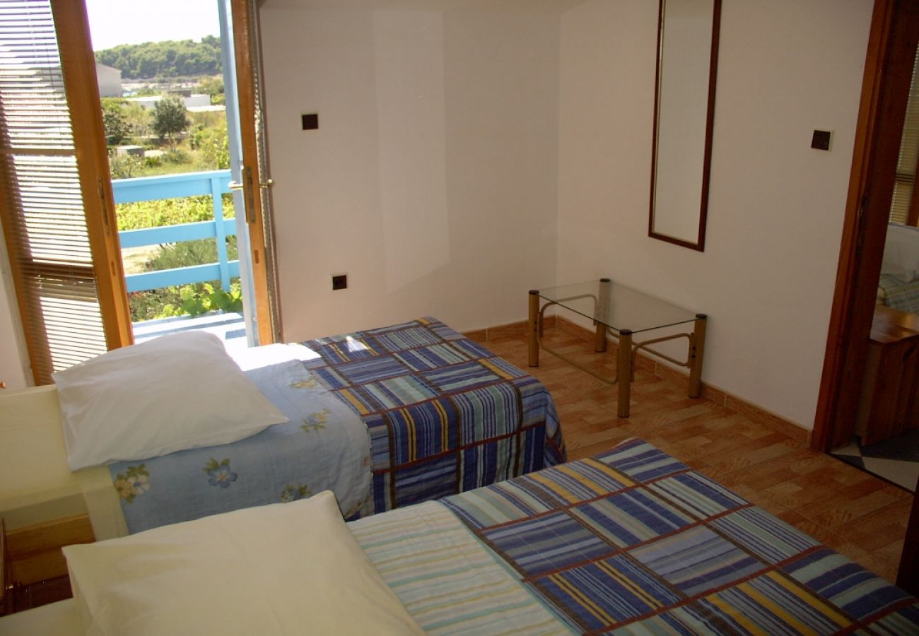 Apartment in Sucuraj - Apartment in Sućuraj with Seaview, Balcony, Air condition, WIFI (3560-1)