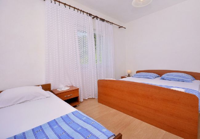 Apartment in Žuljana - Apartment in Žuljana with Terrace, Air condition, WIFI (3558-5) Apartment in Žuljana - Apartment in Žuljana with Terrace, Air condition, WIFI (3558-5)