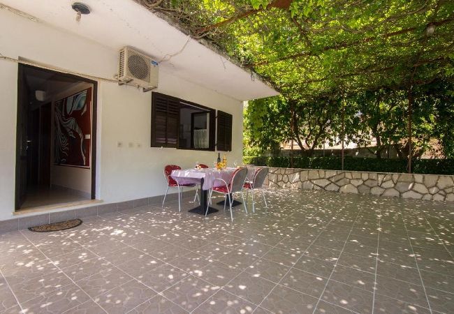 Apartment in Jelsa - Apartment in Jelsa with Balcony, Air condition, WIFI (3621-1) Apartment in Jelsa - Apartment in Jelsa with Balcony, Air condition, WIFI (3621-1)