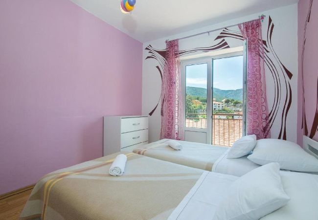 Apartment in Jelsa - Apartment in Jelsa with Balcony, Air condition, WIFI (3621-1) Apartment in Jelsa - Apartment in Jelsa with Balcony, Air condition, WIFI (3621-1)