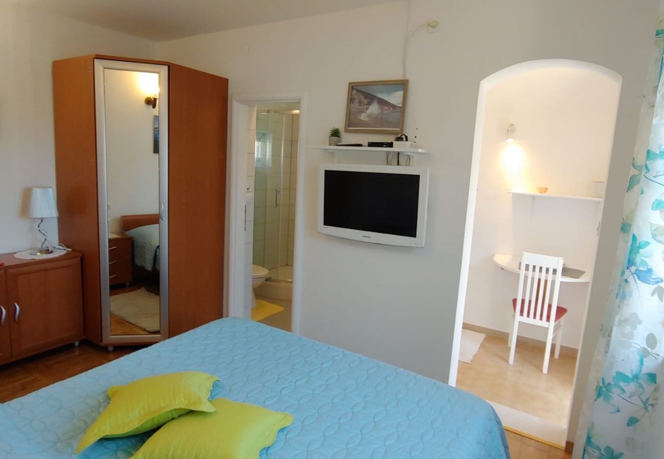 Studio in Bol - Studio apartment in Bol with Balcony, Air condition, WIFI, Washing machine (3634-3)