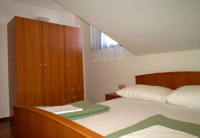 Apartment in Rab - Apartment in Barbat with Seaview, Balcony, Air condition, WIFI (3664-5) Apartment in Rab - Apartment in Barbat with Seaview, Balcony, Air condition, WIFI (3664-5)