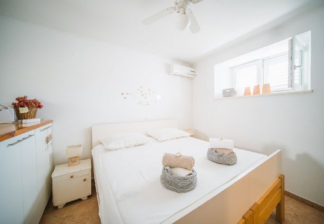 Studio in Žrnovo - Studio apartment in Žrnovo with Terrace, Air condition, WIFI (3709-1) Studio in Žrnovo - Studio apartment in Žrnovo with Terrace, Air condition, WIFI (3709-1)