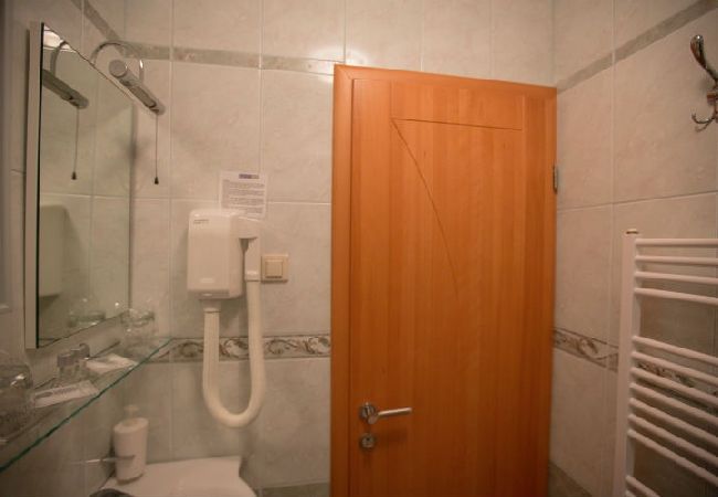 Rent by room in Novalja - Room in Novalja with Air condition, WIFI (3764-3) Rent by room in Novalja - Room in Novalja with Air condition, WIFI (3764-3)