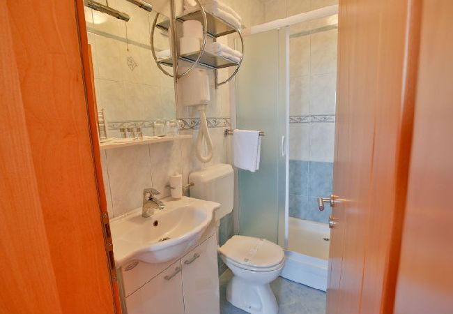 Rent by room in Novalja - Room in Novalja with Air condition, WIFI (3764-3) Rent by room in Novalja - Room in Novalja with Air condition, WIFI (3764-3)