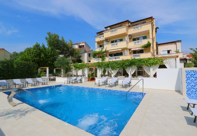 Rent by room in Novalja - Room in Novalja with Seaview, Balcony, Air condition, WIFI (3764-4) Rent by room in Novalja - Room in Novalja with Seaview, Balcony, Air condition, WIFI (3764-4)