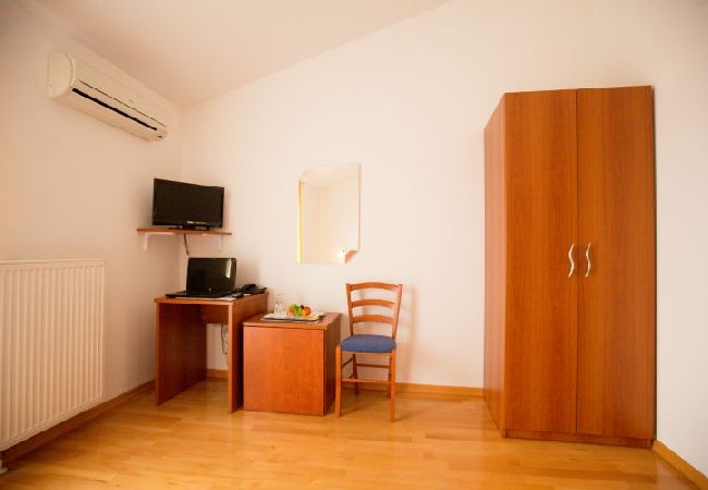 Rent by room in Novalja - Room in Novalja with Seaview, Balcony, Air condition, WIFI (3764-6) Rent by room in Novalja - Room in Novalja with Seaview, Balcony, Air condition, WIFI (3764-6)