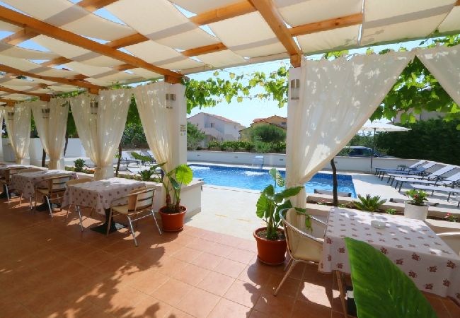 Rent by room in Novalja - Room in Novalja with Seaview, Balcony, Air condition, WIFI (3764-10) Rent by room in Novalja - Room in Novalja with Seaview, Balcony, Air condition, WIFI (3764-10)