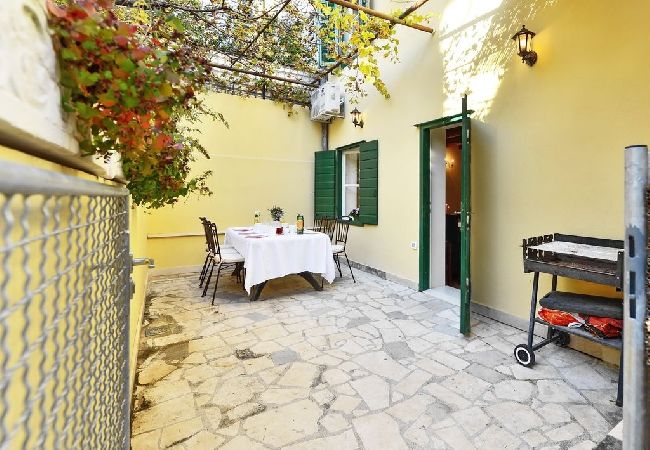 House in Omiš - Holiday Home in Omiš with Terrace, Air condition, WIFI, Washing machine (4183-1) House in Omiš - Holiday Home in Omiš with Terrace, Air condition, WIFI, Washing machine (4183-1)