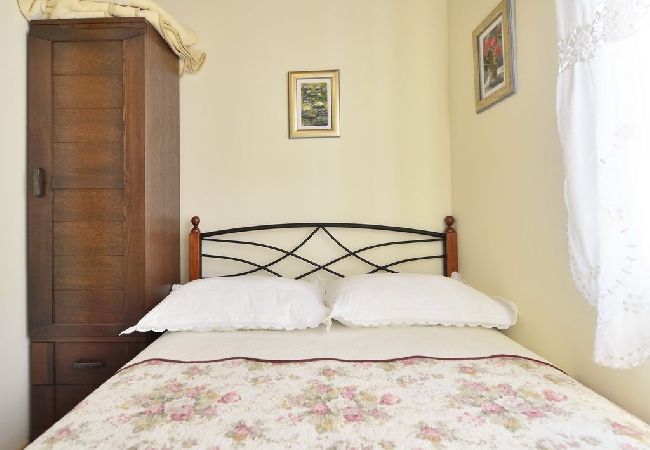 House in Omiš - Holiday Home in Omiš with Terrace, Air condition, WIFI, Washing machine (4183-1) House in Omiš - Holiday Home in Omiš with Terrace, Air condition, WIFI, Washing machine (4183-1)