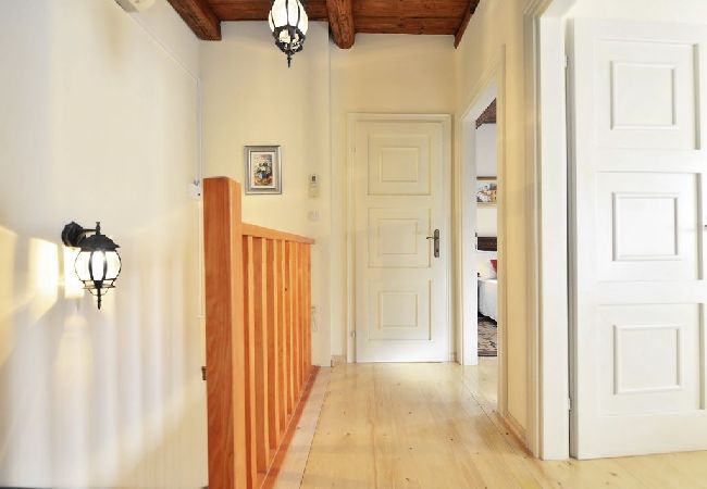 House in Omiš - Holiday Home in Omiš with Terrace, Air condition, WIFI, Washing machine (4183-1) House in Omiš - Holiday Home in Omiš with Terrace, Air condition, WIFI, Washing machine (4183-1)