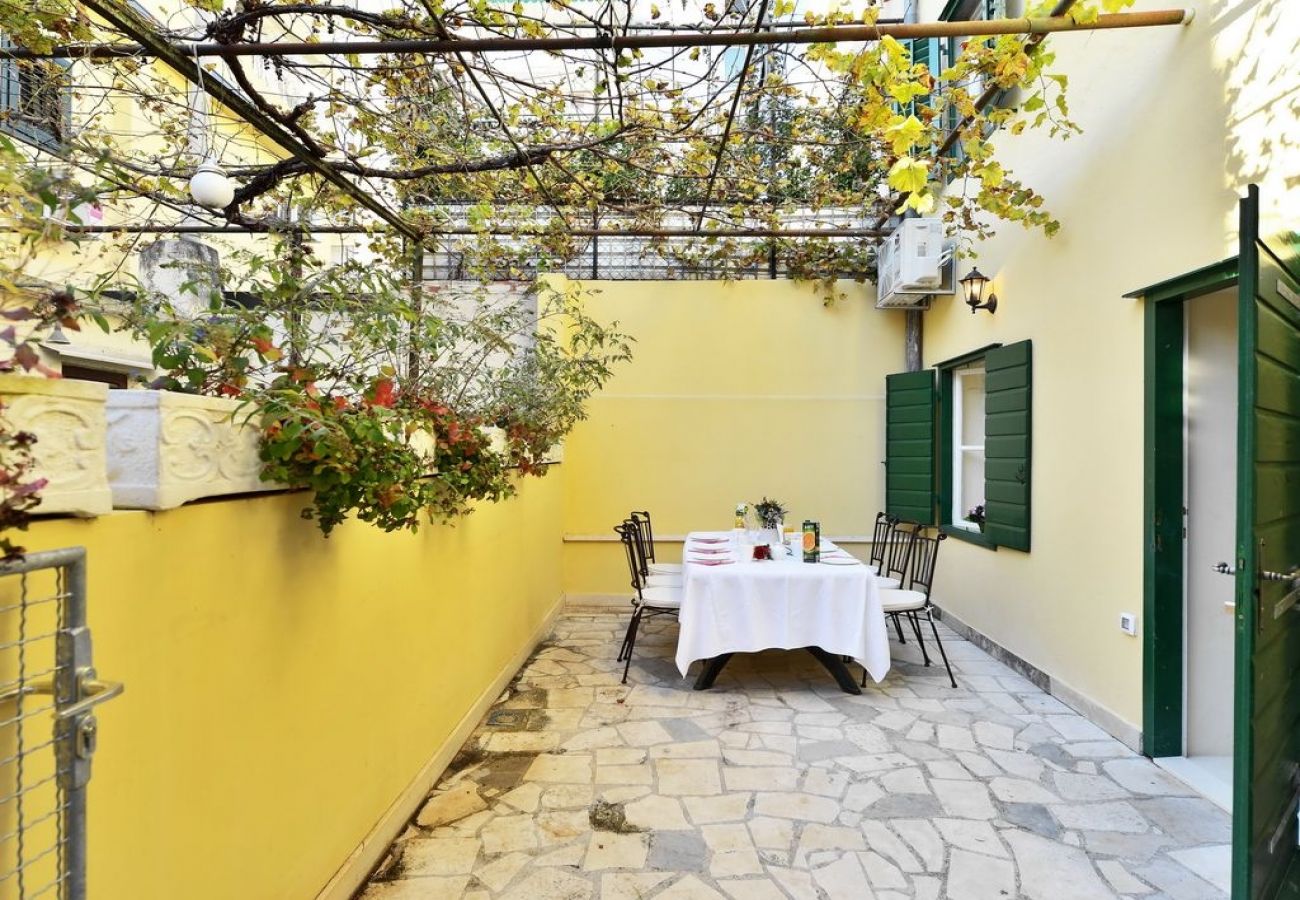 House in Omiš - Holiday Home in Omiš with Terrace, Air condition, WIFI, Washing machine (4183-1)