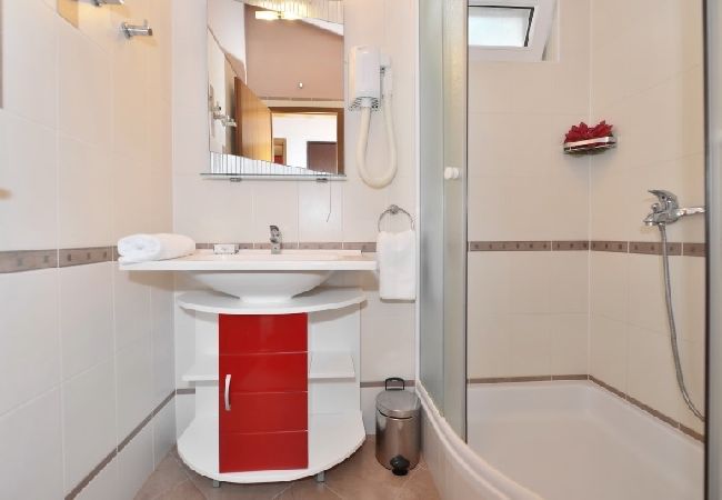 House in Lokva Rogoznica - Holiday Home in Lokva Rogoznica with Seaview, Terrace, Air condition (4184-3) House in Lokva Rogoznica - Holiday Home in Lokva Rogoznica with Seaview, Terrace, Air condition (4184-3)
