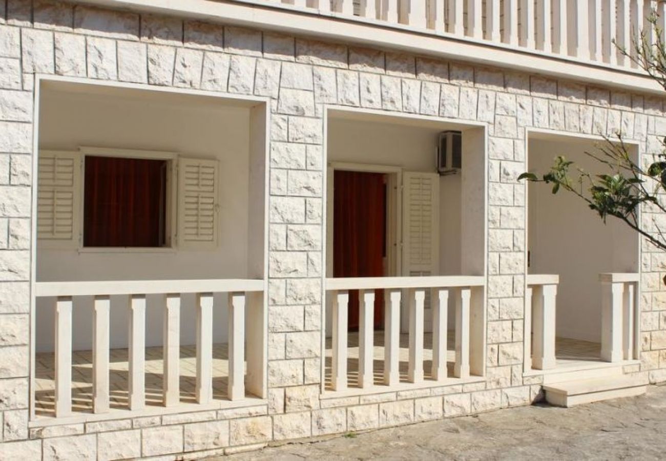 Apartment in Supetar - Apartment in Supetar with Terrace, Air condition, WIFI, Washing machine (4300-2)