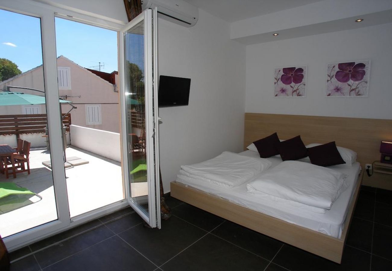 Studio in Vodice - Studio apartment in Vodice with Terrace, Air condition, WIFI (4323-4)