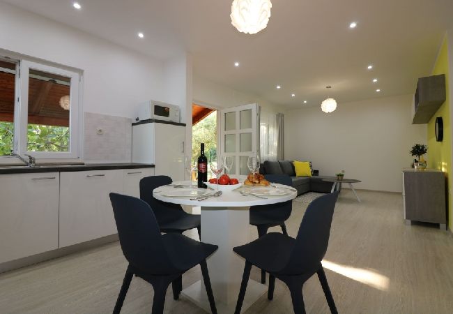 House in Porec - Holiday Home in Poreč with Terrace, Air condition, WIFI, Dishwasher (4400-8) House in Porec - Holiday Home in Poreč with Terrace, Air condition, WIFI, Dishwasher (4400-8)