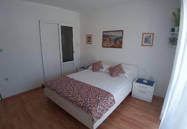 Apartment in Jelsa - Apartment in Jelsa with Terrace, Air condition, WIFI (4440-2) Apartment in Jelsa - Apartment in Jelsa with Terrace, Air condition, WIFI (4440-2)