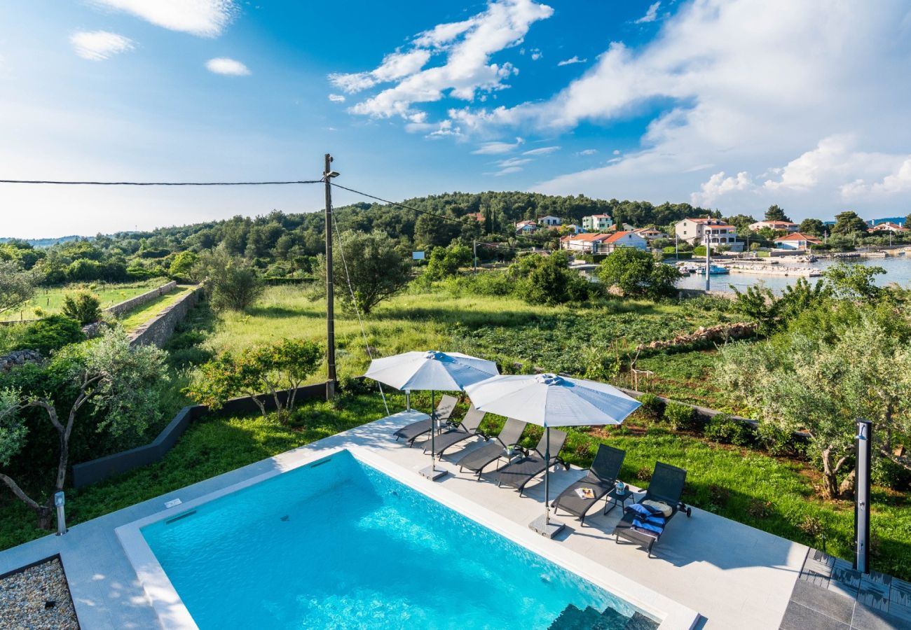 House in Ždrelac - Holiday Home in Ždrelac with Seaview, Terrace, Air condition, WIFI (4652-1)