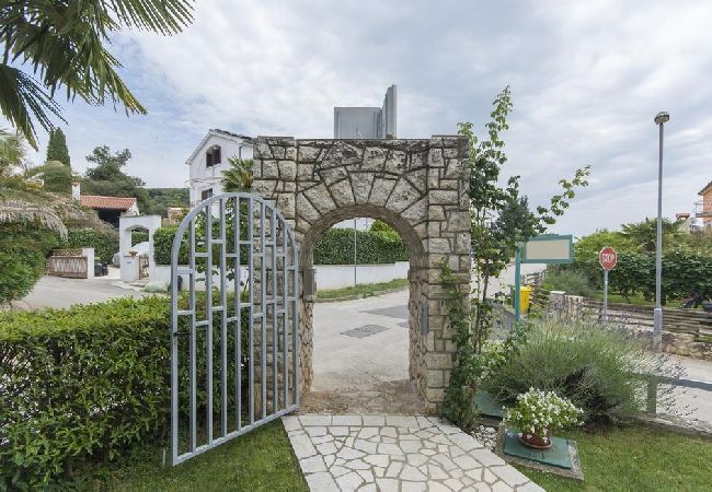 Apartment in Rovinj - Apartment in Rovinj with Terrace, Air condition, WIFI, Washing machine (4686-1) Apartment in Rovinj - Apartment in Rovinj with Terrace, Air condition, WIFI, Washing machine (4686-1)