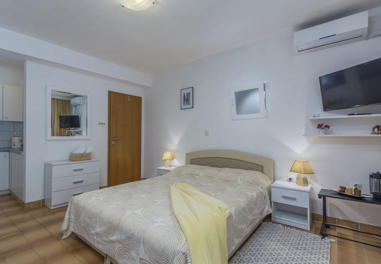 Studio in Rovinj - Studio apartment in Rovinj with Terrace, Air condition, WIFI, Washing machine (4686-4)