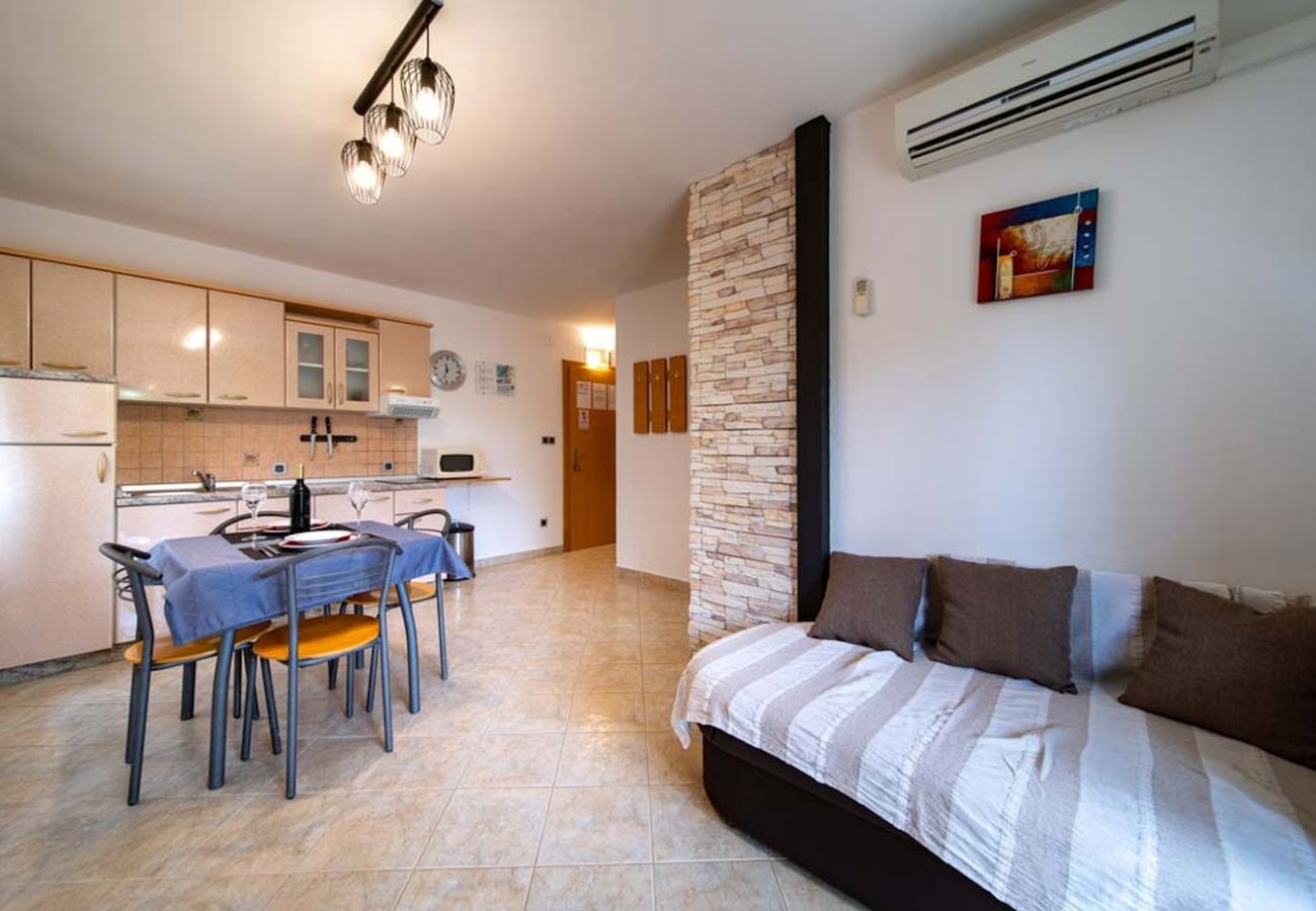 Apartment in Lopar - Apartment in Lopar with Balcony, Air condition, WIFI (4738-1)