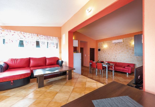 Apartment in Vinišce - Apartment in Vinišće with Balcony, Air condition, WIFI, Washing machine (4753-4) Apartment in Vinišce - Apartment in Vinišće with Balcony, Air condition, WIFI, Washing machine (4753-4)